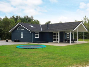 Spacious Holiday Home with Sauna in Hojslev, Langå